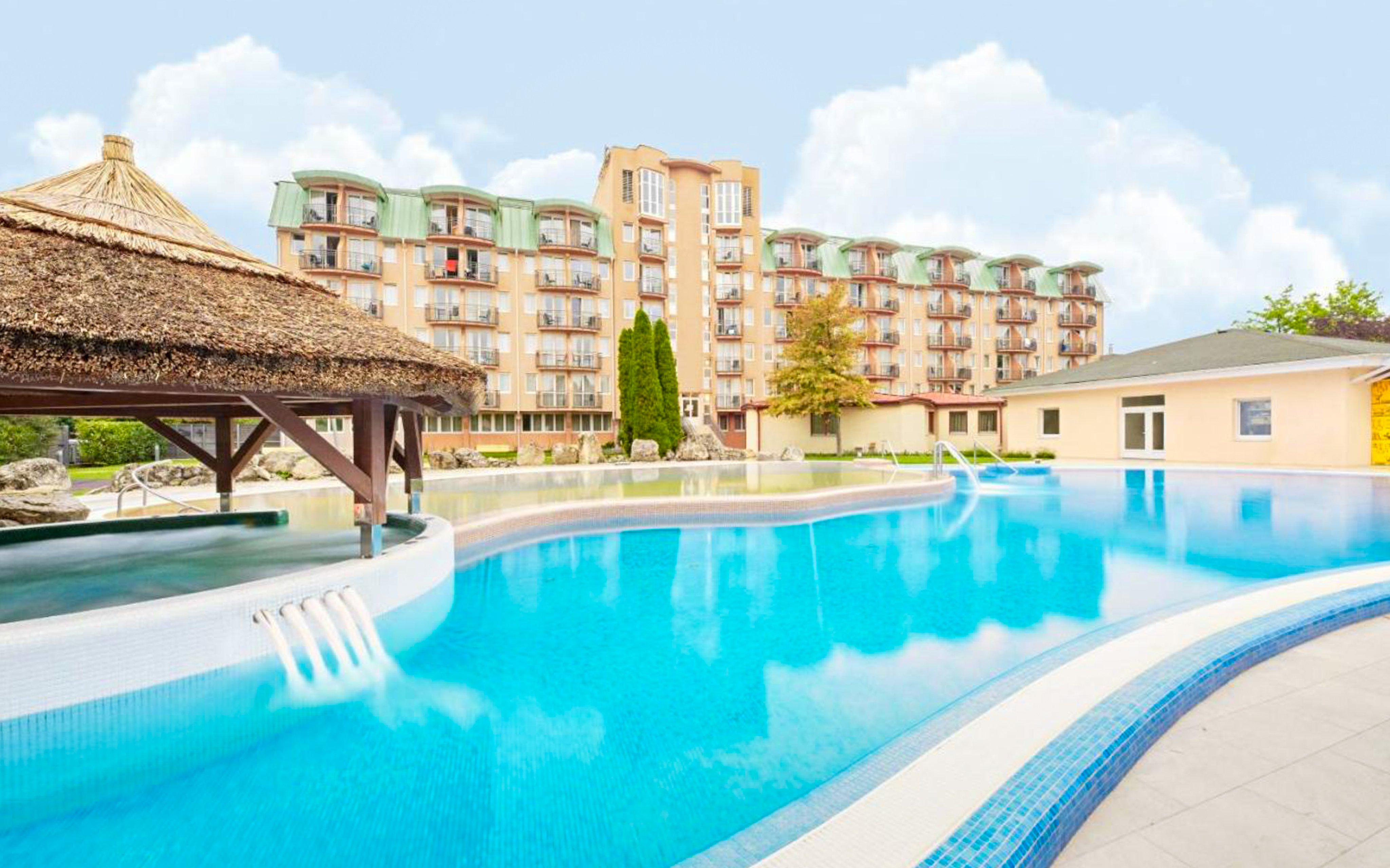 Hévíz 400 m od jeziora termalnego: 4* Hotel Europe Fit z obiadokolacją, dwupiętrowym wellness i animacje
Hévíz 400 m od jeziora termalnego: 4* Hotel Europe Fit z obiadokolacją, dwupiętrowym wellness i animacje