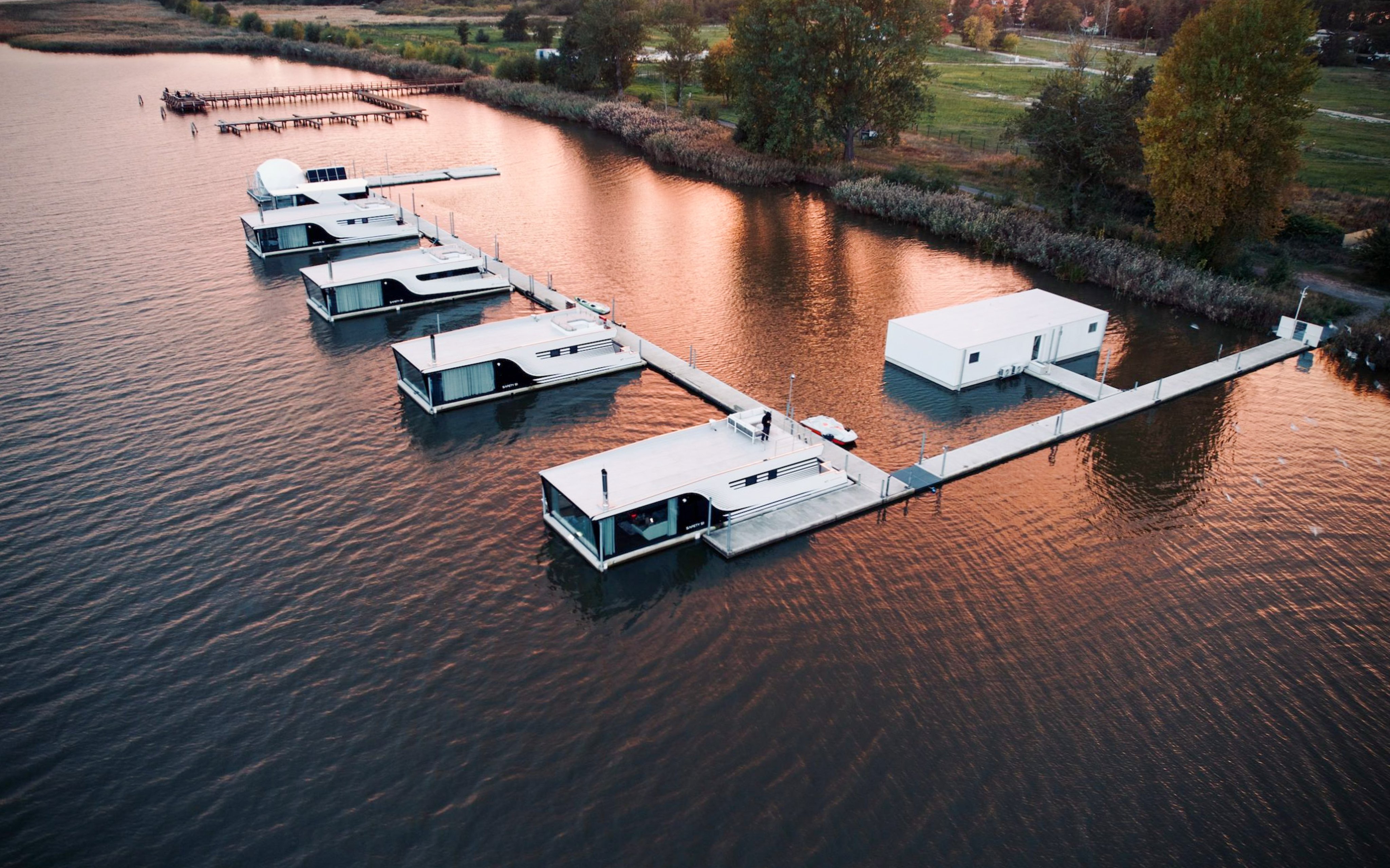 Mielno między morzem a jeziorem: Grand HT Houseboats na wodzie z koszem śniadaniowym, sauną i udogodnieniami
Mielno między morzem a jeziorem: Grand HT Houseboats na wodzie z koszem śniadaniowym, sauną i udogodnieniami