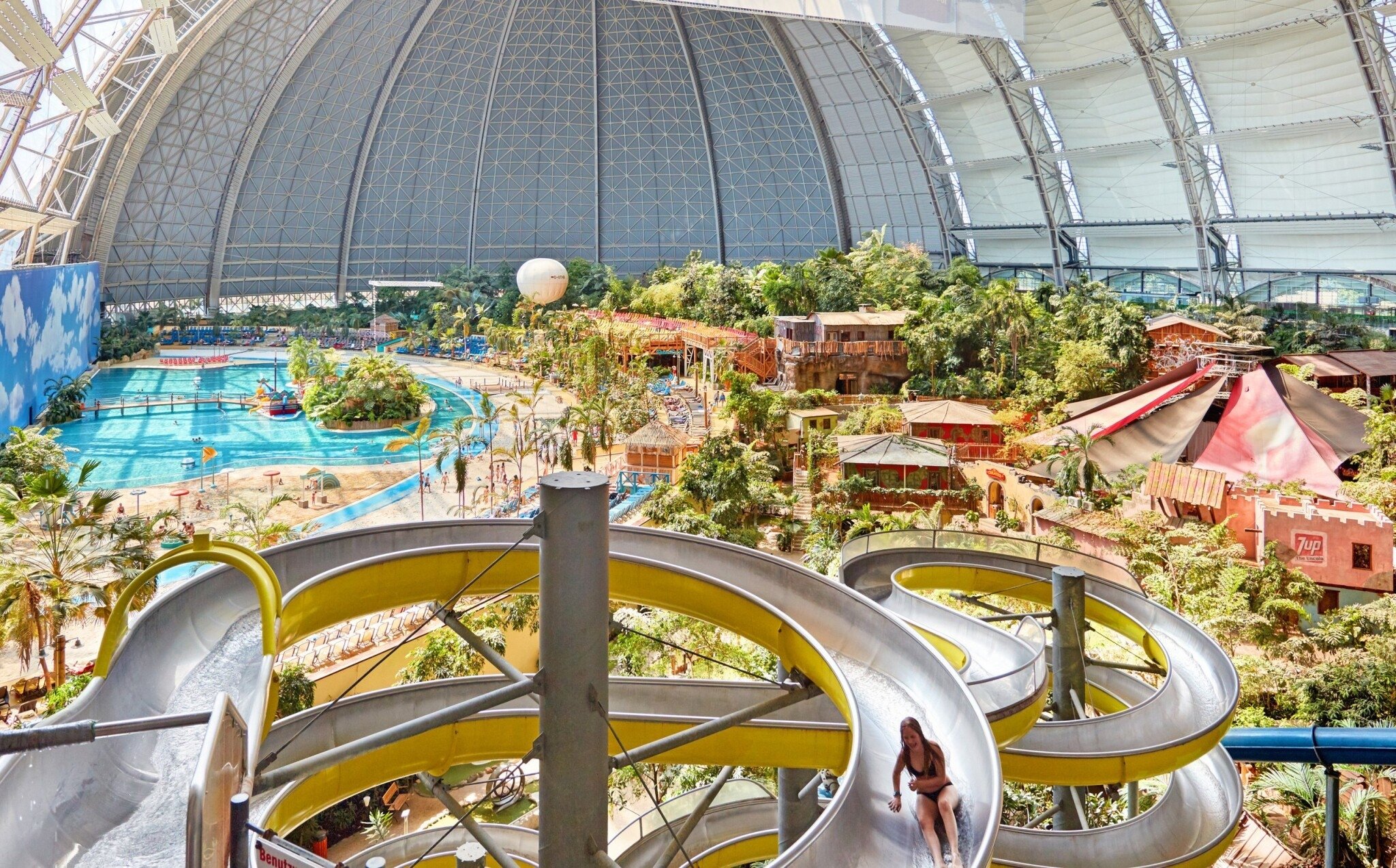 Egzotyczne wakacje w Niemczech: Tropical Islands Resort w stylowym domu z kuchnią + plaża, baseny i świat saun
Egzotyczne wakacje w Niemczech: Tropical Islands Resort w stylowym domu z kuchnią + plaża, baseny i świat saun