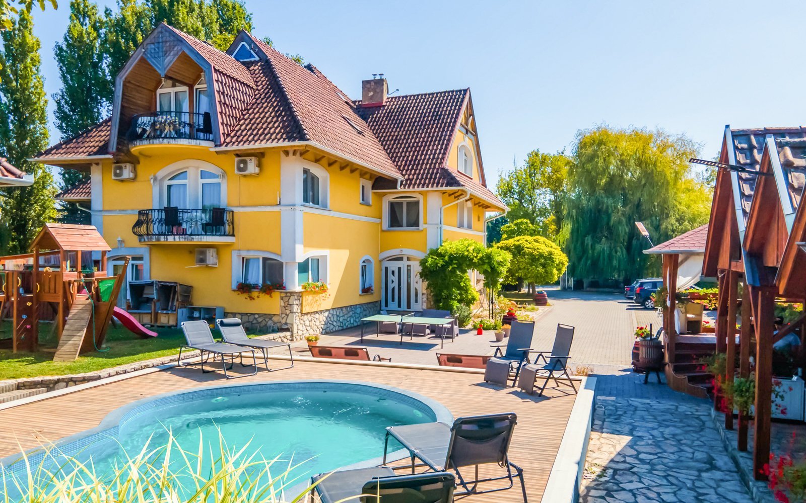 Balatonföldvár tylko 1 km od Balatonu w Jade Panzió ze śniadaniem lub obiadokolacją i odkrytym basenem + gril
Balatonföldvár tylko 1 km od Balatonu w Jade Panzió ze śniadaniem lub obiadokolacją i odkrytym basenem + gril