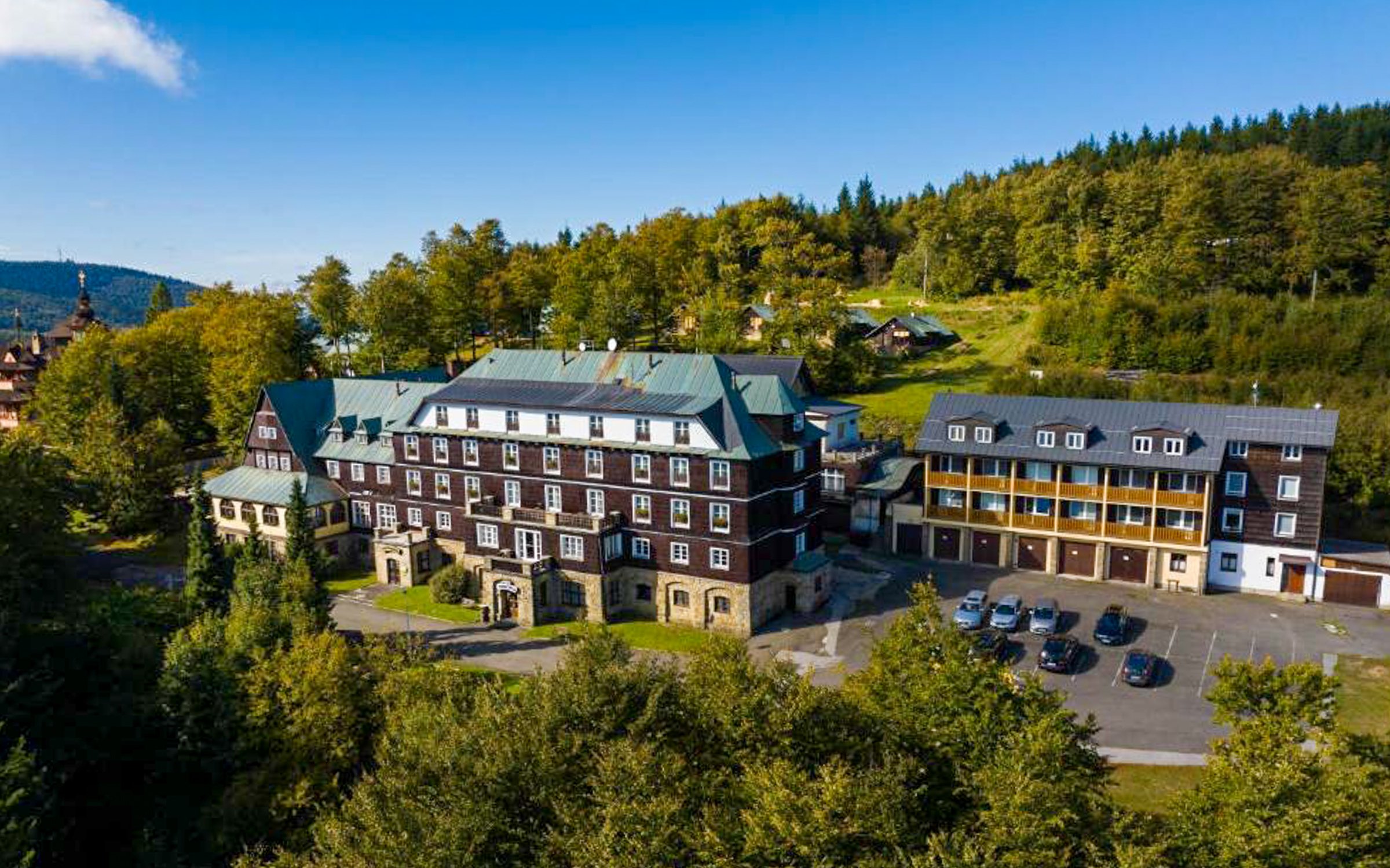 Pustevny: Prostřední Bečva w historycznym górskim Hotelu Tanečnica *** ze śniadaniem lub obiadokolacją
Pustevny: Prostřední Bečva w historycznym górskim Hotelu Tanečnica *** ze śniadaniem lub obiadokolacją