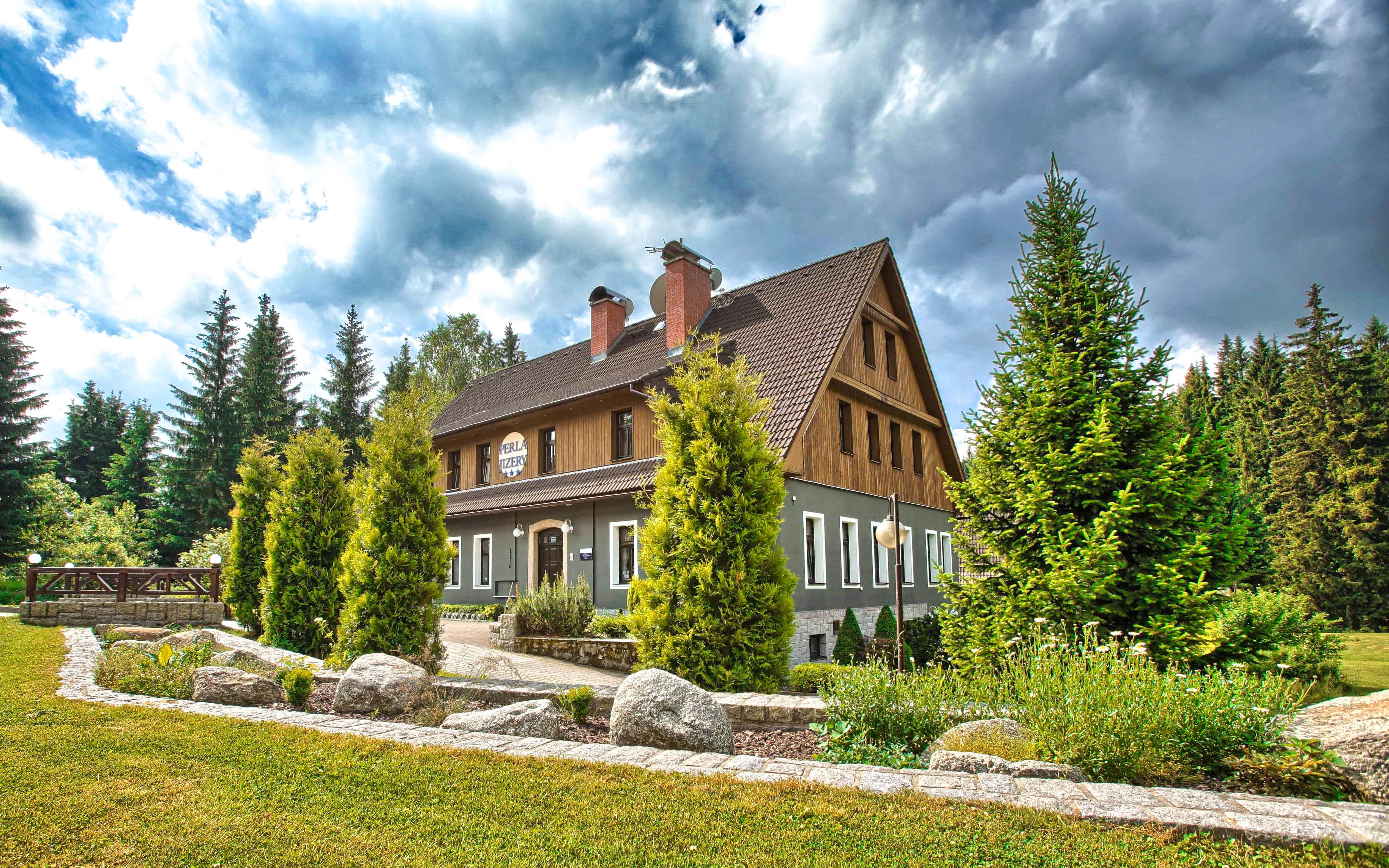 Góry Izerskie w Hotelu Perla Jizery *** ze śniadaniem/obiadokolacją, jacuzzi/sauną i welcome drinkiem
Góry Izerskie w Hotelu Perla Jizery *** ze śniadaniem/obiadokolacją, jacuzzi/sauną i welcome drinkiem