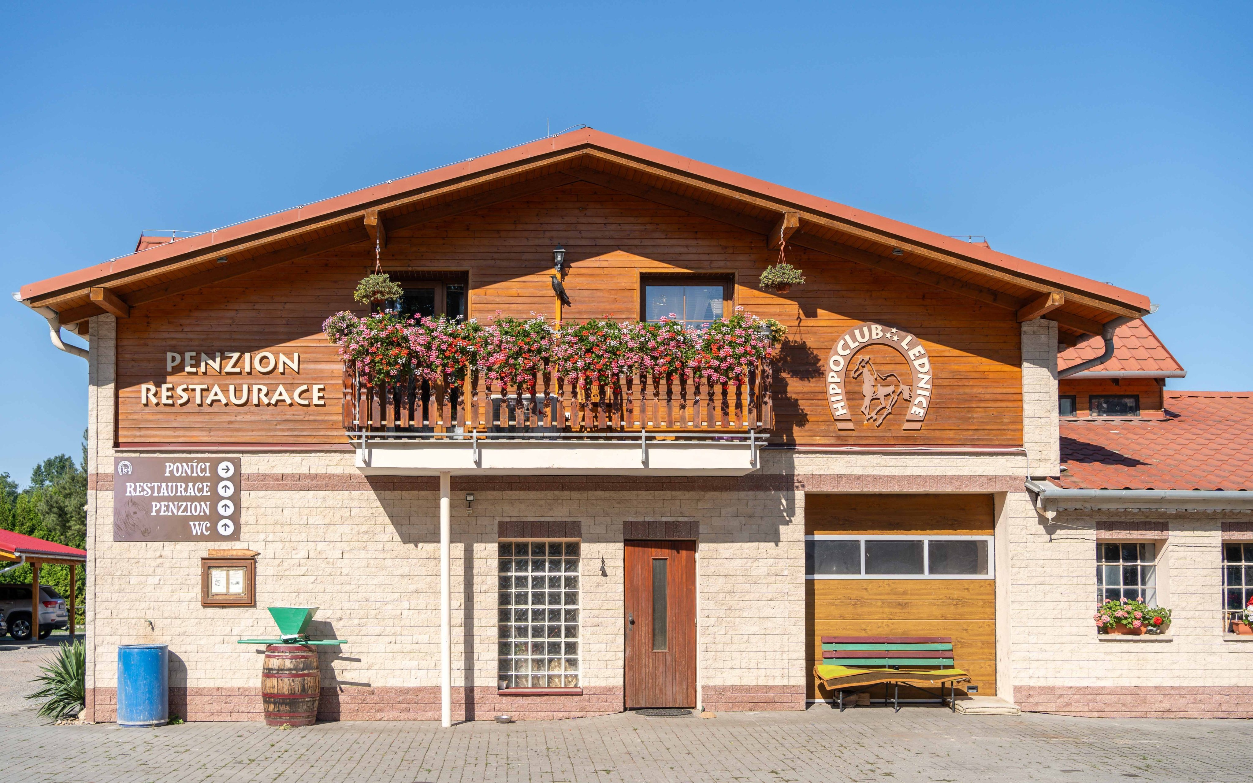 Morawy Południowe: Lednice w Pensjonacie Hippoclub z romantyczną przejażdżką bryczką, obiadokolacja + wino
Morawy Południowe: Lednice w Pensjonacie Hippoclub z romantyczną przejażdżką bryczką, obiadokolacja + wino