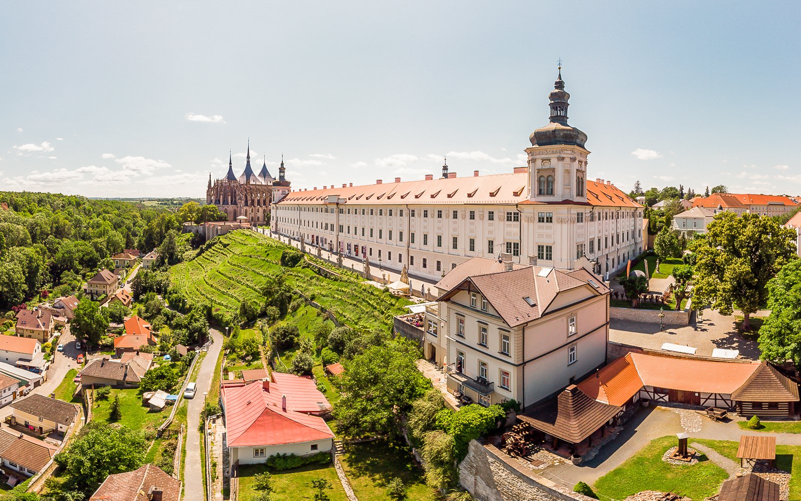 Kutná Hora z widokiem na świątynię św. Barbary we współczesnej Willi U Varhanáře *** z obiadokolacją + wino
Kutná Hora z widokiem na świątynię św. Barbary we współczesnej Willi U Varhanáře *** z obiadokolacją + wino