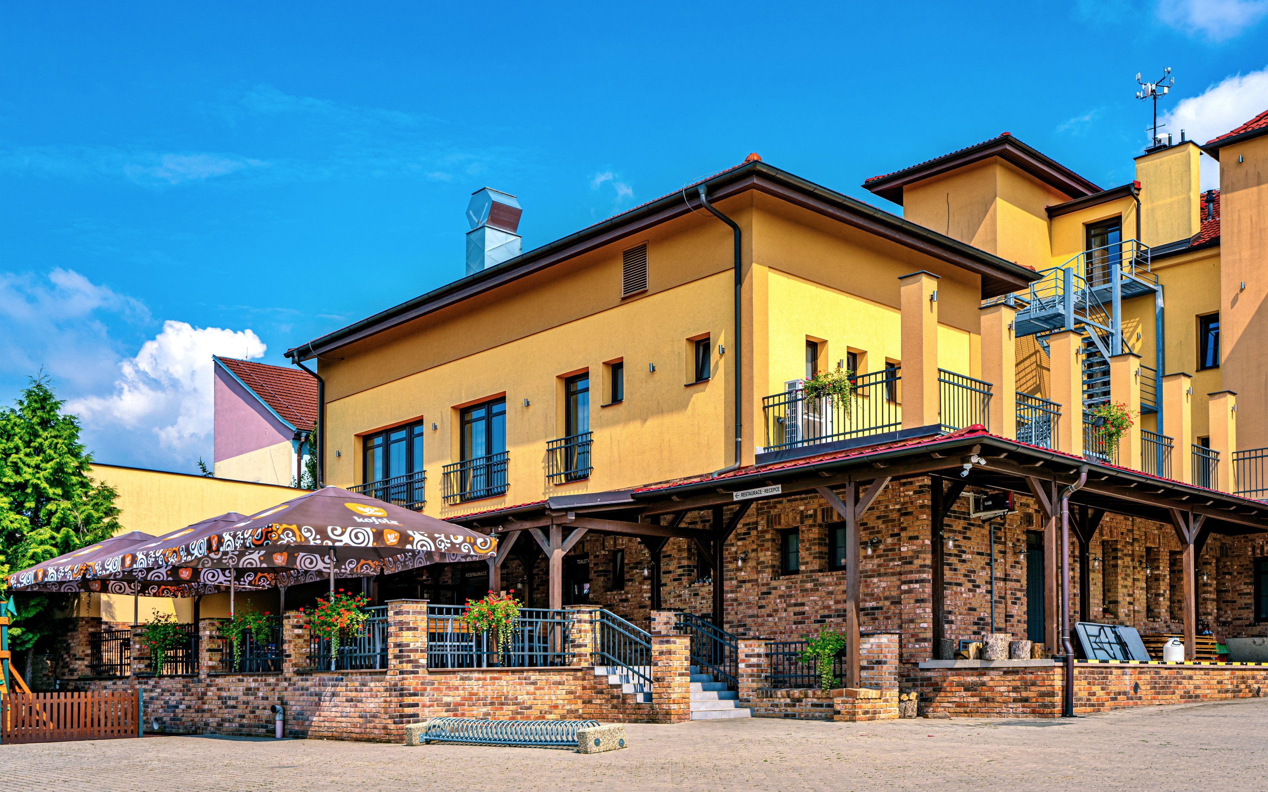 Slovácko: Pobyt w Bzencu w pobliżu Zamku w Hotelu Lidový dům *** butelka wina i degustacja wina, obiadokolacja
Slovácko: Pobyt w Bzencu w pobliżu Zamku w Hotelu Lidový dům *** butelka wina i degustacja wina, obiadokolacja