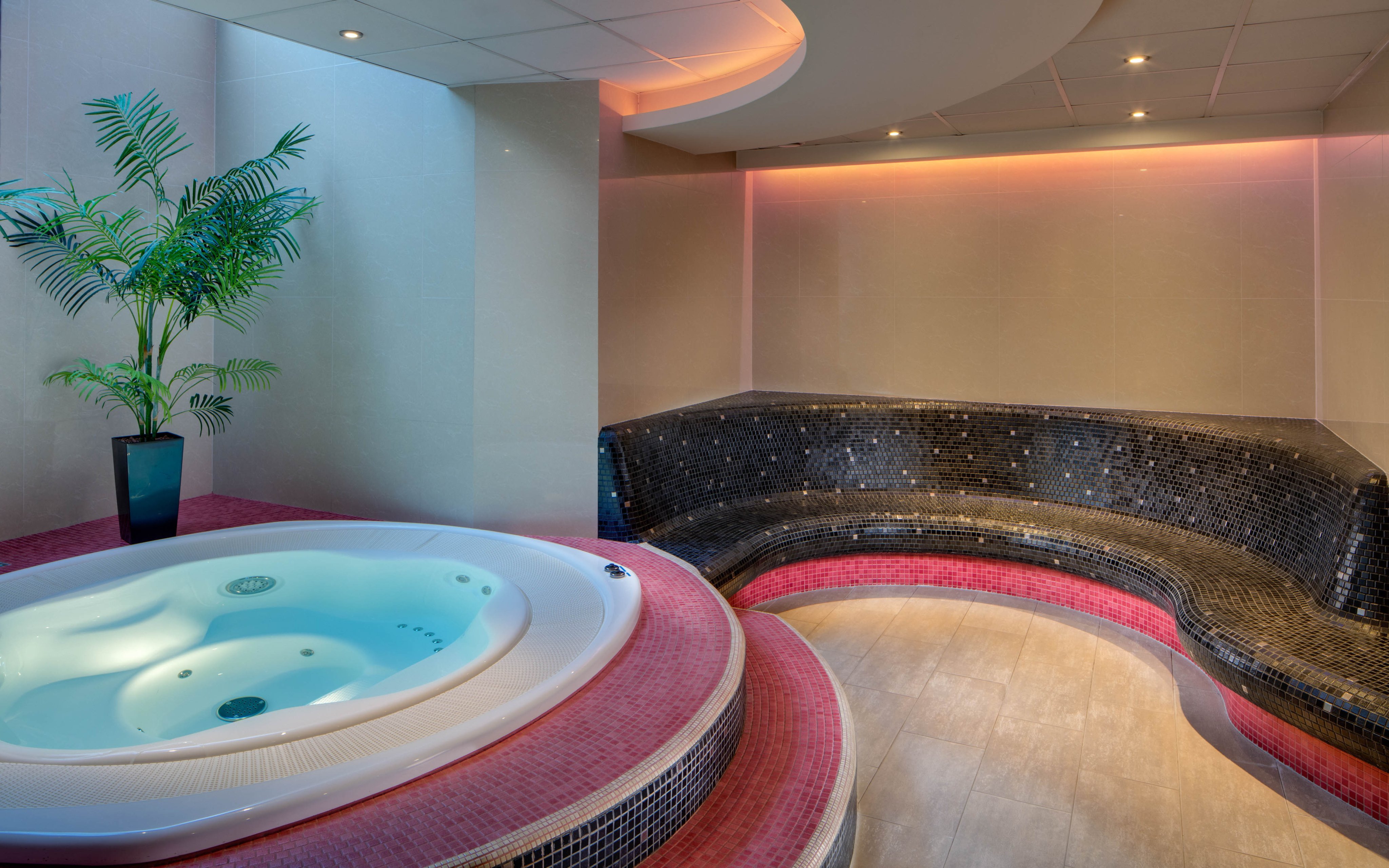 Brno: Hotel Avanti **** z wellness na dachu z pięknym widokiem (wanna z hydromasażem, sauna) + śniadanie
Brno: Hotel Avanti **** z wellness na dachu z pięknym widokiem (wanna z hydromasażem, sauna) + śniadanie