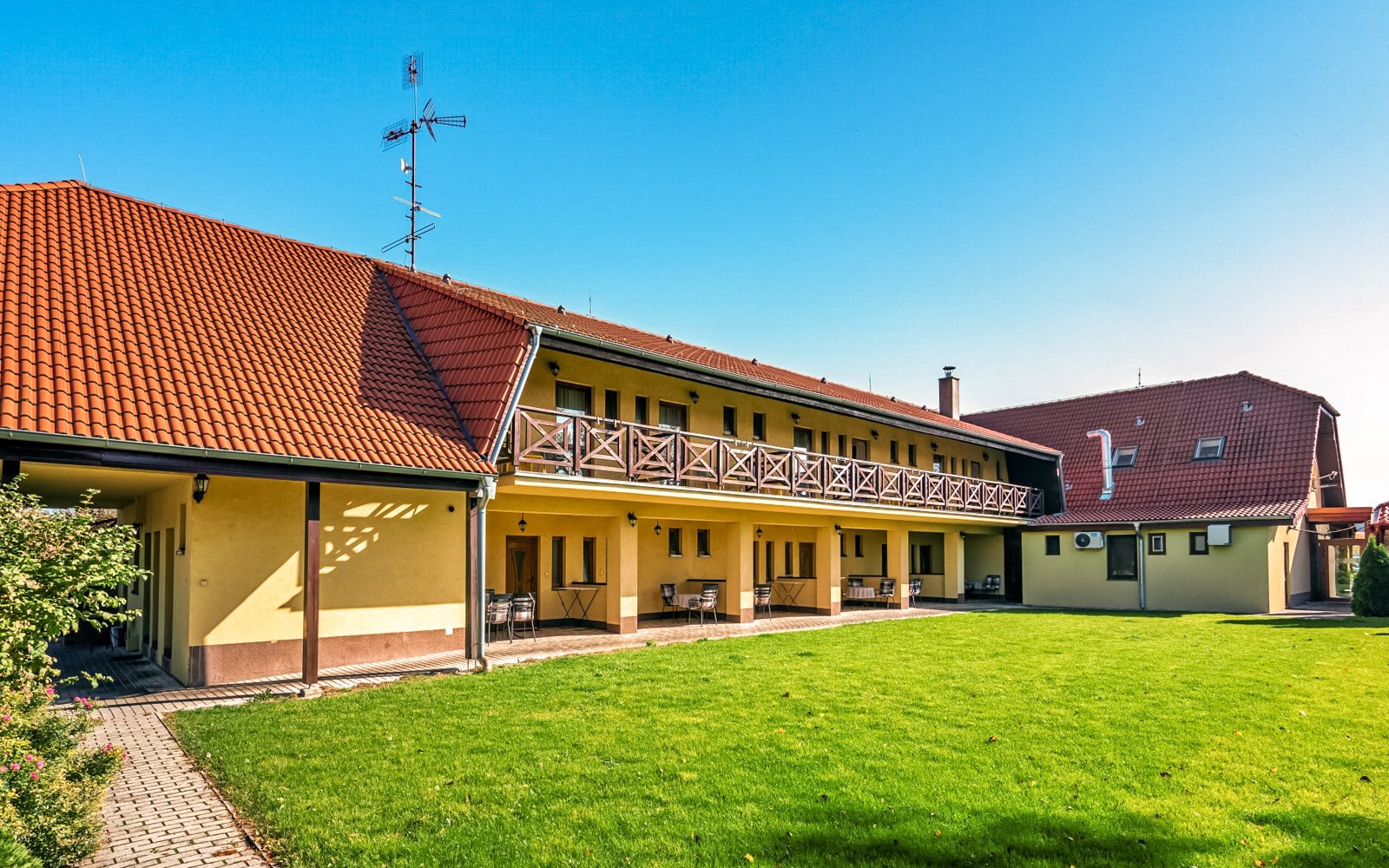 Dunajská Streda: Pensjonat Fortune z obiadokolacją i wstępem do Thermalpark z basenami termalnymi + tenis
Dunajská Streda: Pensjonat Fortune z obiadokolacją i wstępem do Thermalpark z basenami termalnymi + tenis
