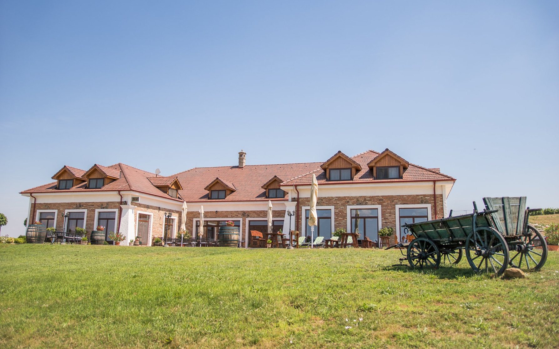 Słowacja: Pensjonat St. Peter Vini z obiadokolacją dla smakoszy, wycieczką po winiarni i degustacją wina
Słowacja: Pensjonat St. Peter Vini z obiadokolacją dla smakoszy, wycieczką po winiarni i degustacją wina