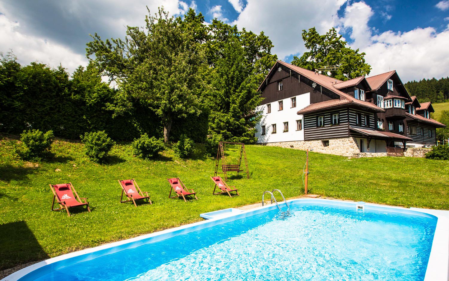 Karkonosze: Pobyt w Chacie pod Lipami z obiadokolacją, odkrytym basenem, kawą z deserem i zniżką na wellness
Karkonosze: Pobyt w Chacie pod Lipami z obiadokolacją, odkrytym basenem, kawą z deserem i zniżką na wellness