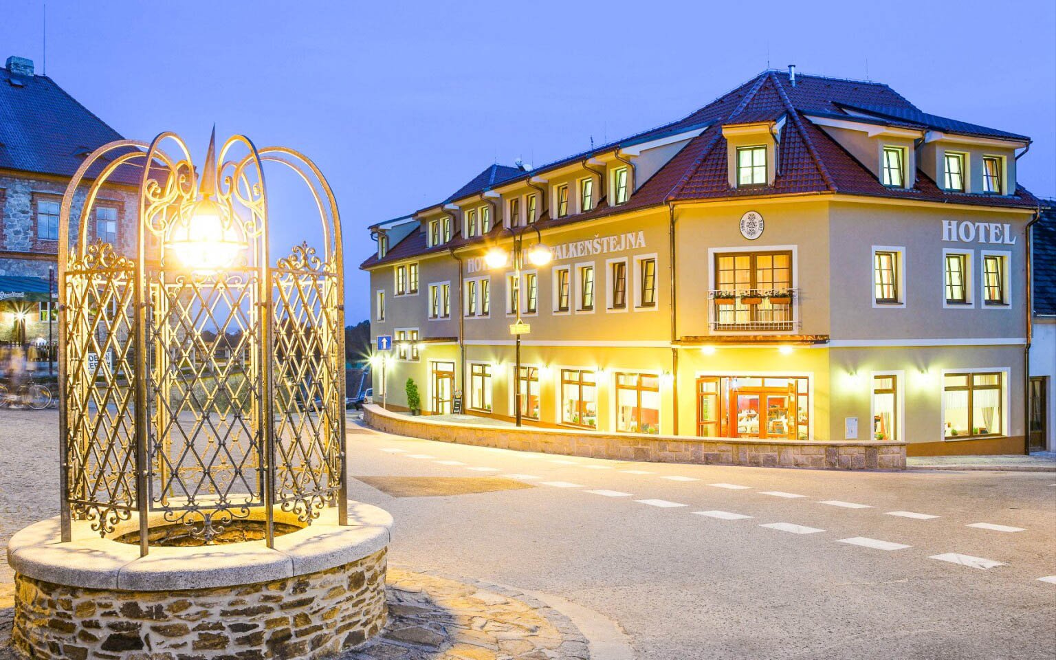 Hluboká nad Vltavou zaledwie 700 m od Zamku: Hotel Záviš z Falkenštejna **** z obiadokolacją, wstępem do spa
Hluboká nad Vltavou zaledwie 700 m od Zamku: Hotel Záviš z Falkenštejna **** z obiadokolacją, wstępem do spa
