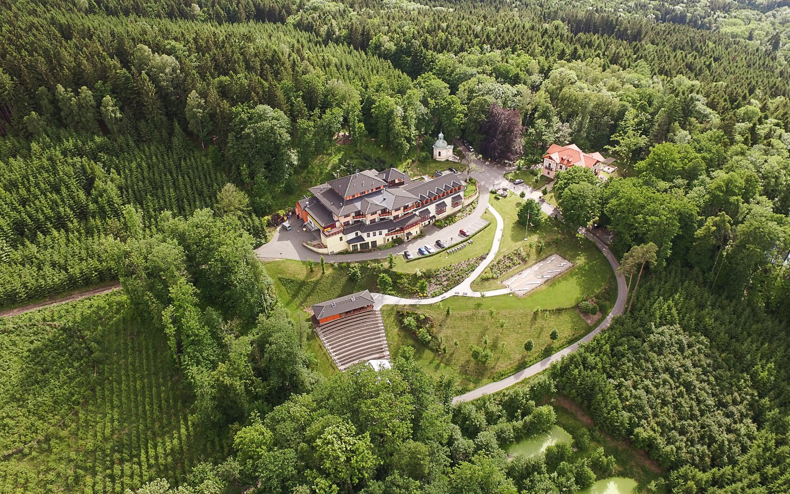 Rychnov nad Kněžnou: Hotel Studánka **** w otoczeniu przyrody z obiadokolacją, wellness i romantyczną kąpielą
Rychnov nad Kněžnou: Hotel Studánka **** w otoczeniu przyrody z obiadokolacją, wellness i romantyczną kąpielą