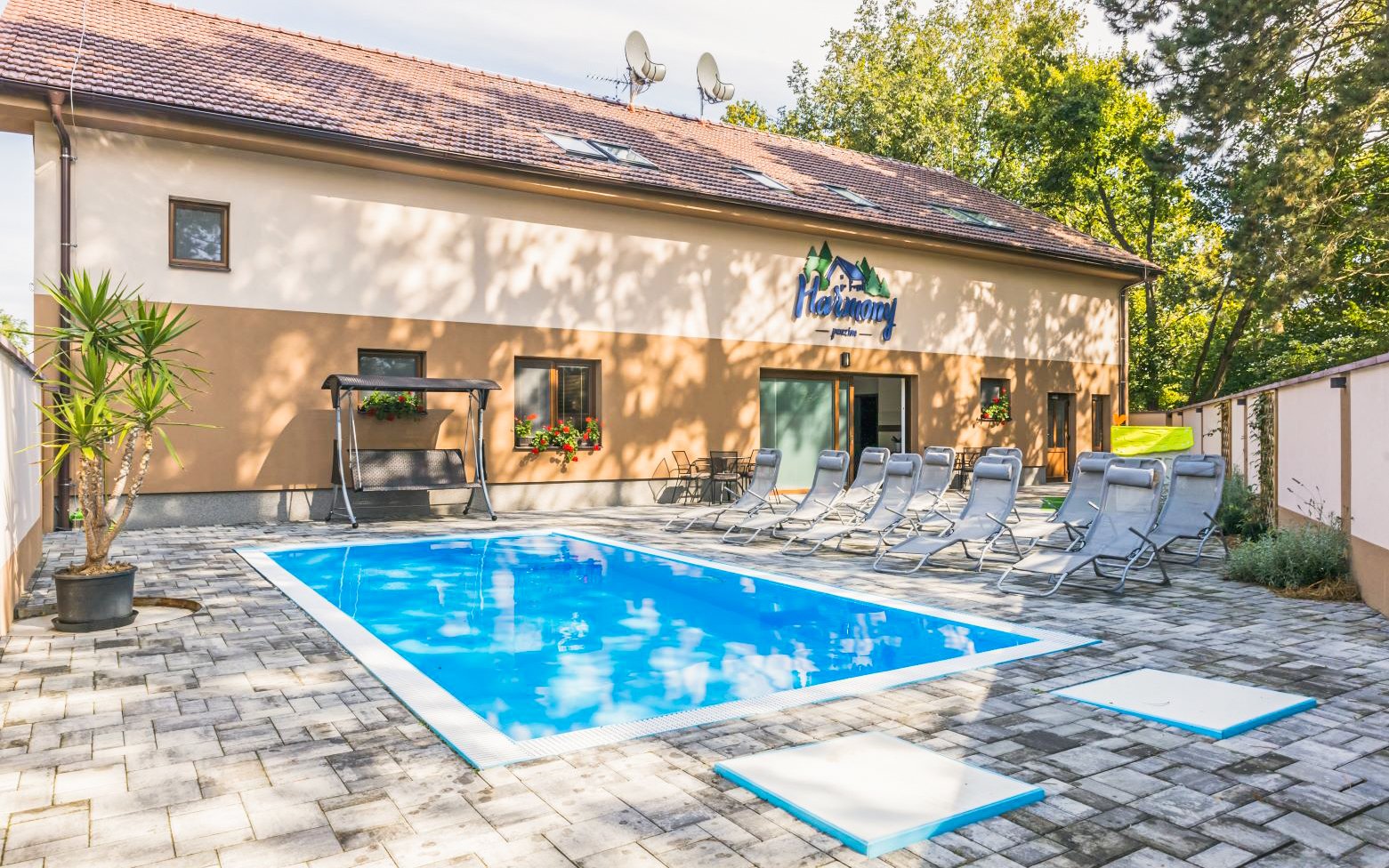 Pobyt 300 m od zamku Lednice w Pensjonacie Harmony ze śniadaniem, odkrytym basenem i prywatnym wellness
Pobyt 300 m od zamku Lednice w Pensjonacie Harmony ze śniadaniem, odkrytym basenem i prywatnym wellness