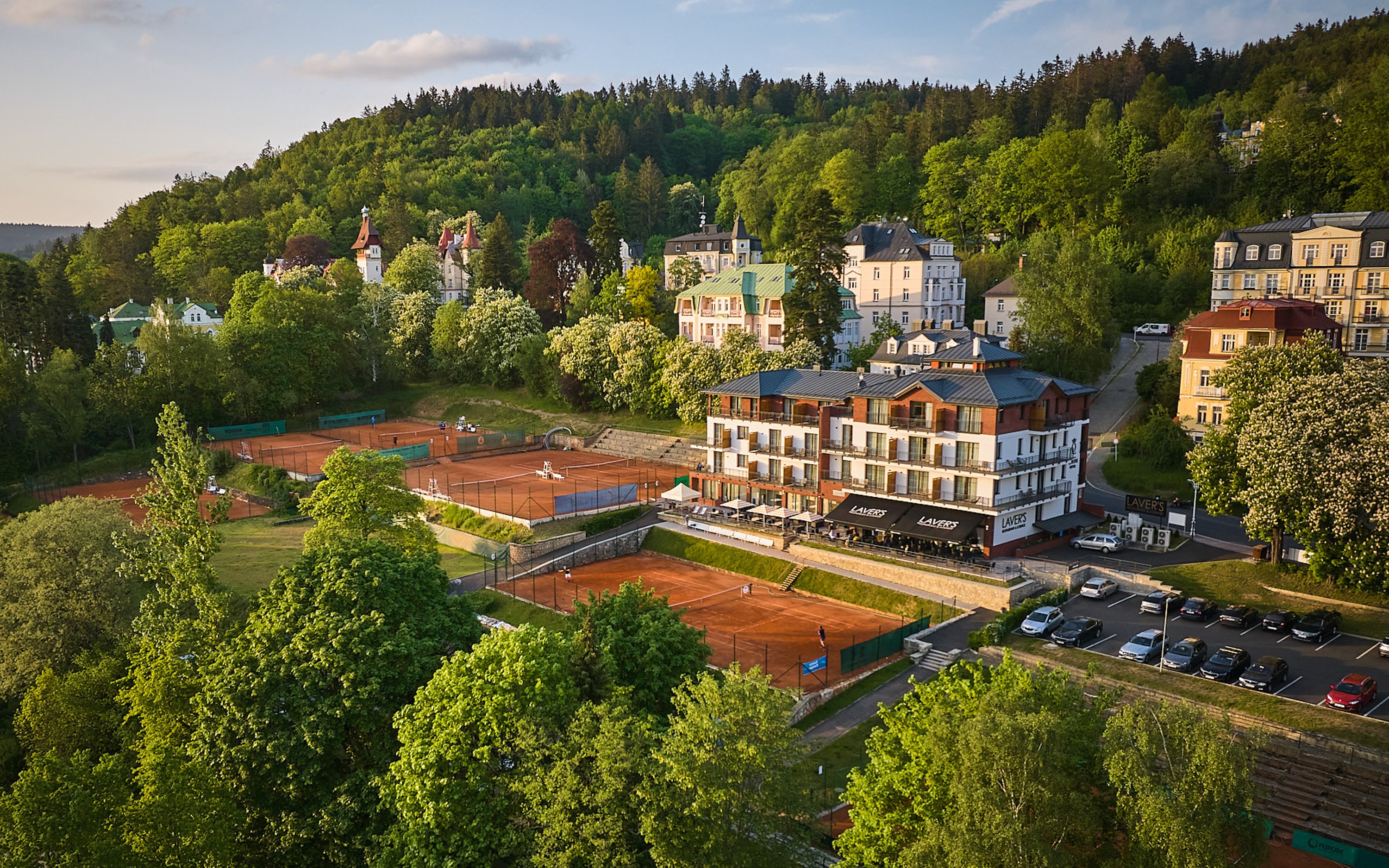 Mariańskie Łaźnie: Luxury Hotel Queens **** z nielimitowanym wellness (basen, jacuzzi, sauny) i obiadokolacje
Mariańskie Łaźnie: Luxury Hotel Queens **** z nielimitowanym wellness (basen, jacuzzi, sauny) i obiadokolacje