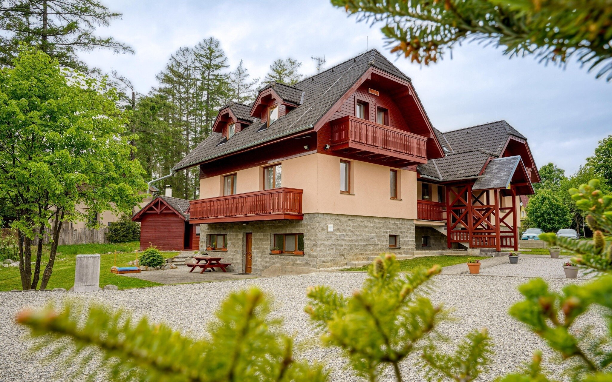 Tatry Wysokie w Willi Domino ze śniadaniem, wanną z hydromasażem, słodkim prezentem i zniżką do wellness
Tatry Wysokie w Willi Domino ze śniadaniem, wanną z hydromasażem, słodkim prezentem i zniżką do wellness