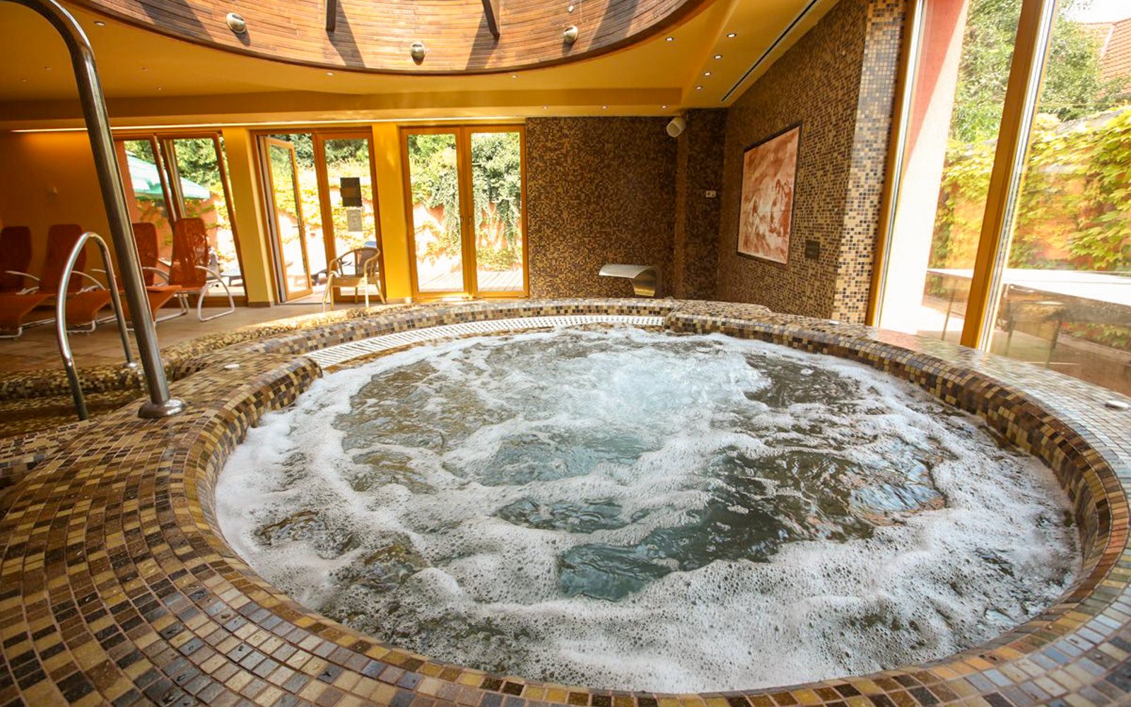 Balaton 300 m od jeziora: Wellness Hotel Laroba **** z obiadokolacją, kieliszkiem wina i basenem + sauny
Balaton 300 m od jeziora: Wellness Hotel Laroba **** z obiadokolacją, kieliszkiem wina i basenem + sauny