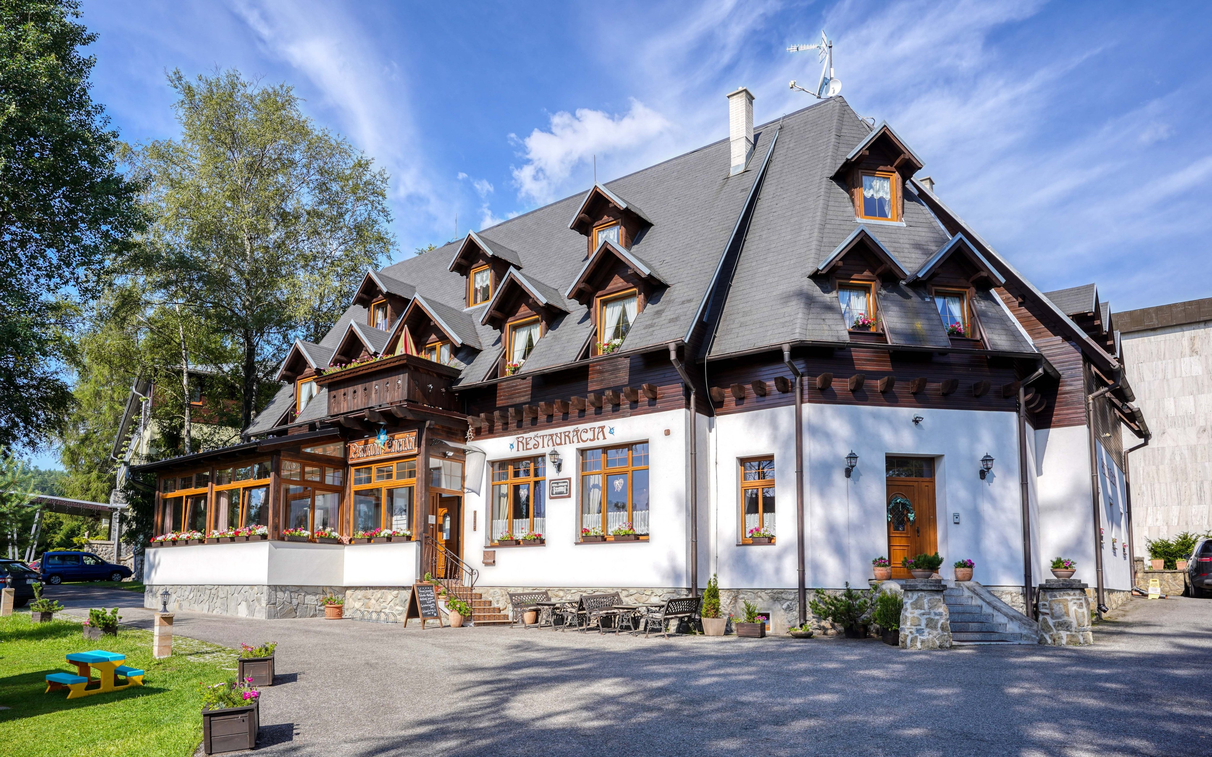 Tatry Wysokie: Pobyt pod Łomnicą, tylko1 km od kolejki linowej w Pensjonacie Encián z wellness i obiadokolacją
Tatry Wysokie: Pobyt pod Łomnicą, tylko1 km od kolejki linowej w Pensjonacie Encián z wellness i obiadokolacją
