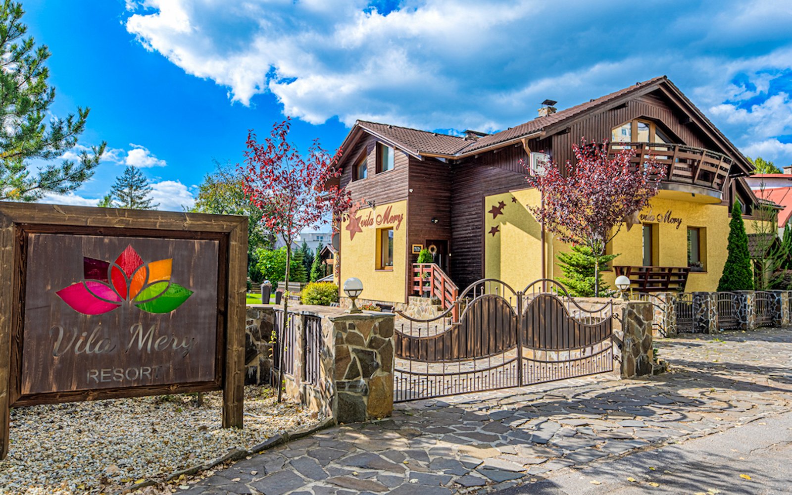 Tatry Wysokie: Poprad w Willi Mery *** z obiadokolacją, wellness (3 sauny) i plac zabaw + zniżki na atrakcje
Tatry Wysokie: Poprad w Willi Mery *** z obiadokolacją, wellness (3 sauny) i plac zabaw + zniżki na atrakcje