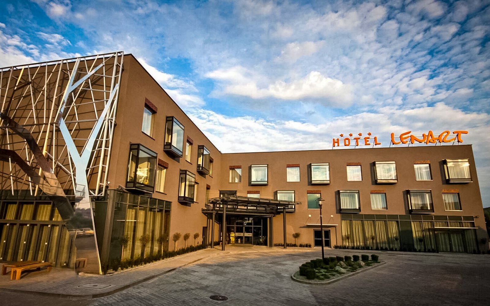 Pobyt pod Krakowem w futurystycznym Hotelu Lenart **** ze śniadaniem lub obiadokolacją, dostępem do wellness
Pobyt pod Krakowem w futurystycznym Hotelu Lenart **** ze śniadaniem lub obiadokolacją, dostępem do wellness