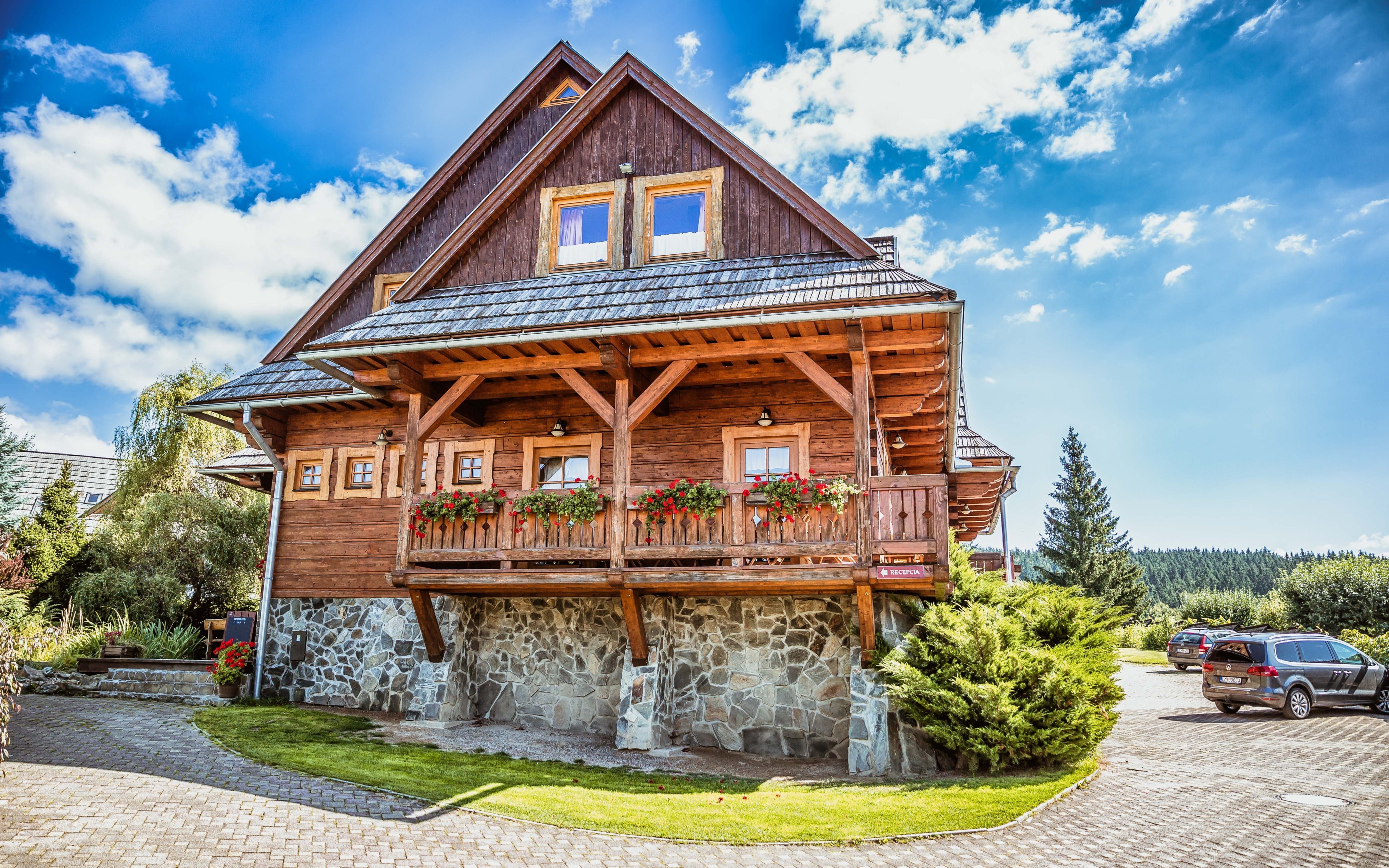 Niskie Tatry w Pensjonacie Schweintaal ze śniadaniami/obiadokolacją, wellness i odkrytym basenem + deser
Niskie Tatry w Pensjonacie Schweintaal ze śniadaniami/obiadokolacją, wellness i odkrytym basenem + deser