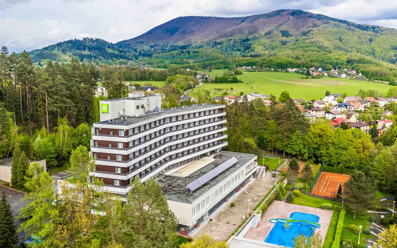 Beskidy: Ibis Styles Relax Rožnov pod Radhoštěm *** z obiadokolacją oraz basenem krytym i zewnętrznym + sauna
Beskidy: Ibis Styles Relax Rožnov pod Radhoštěm *** z obiadokolacją oraz basenem krytym i zewnętrznym + sauna
