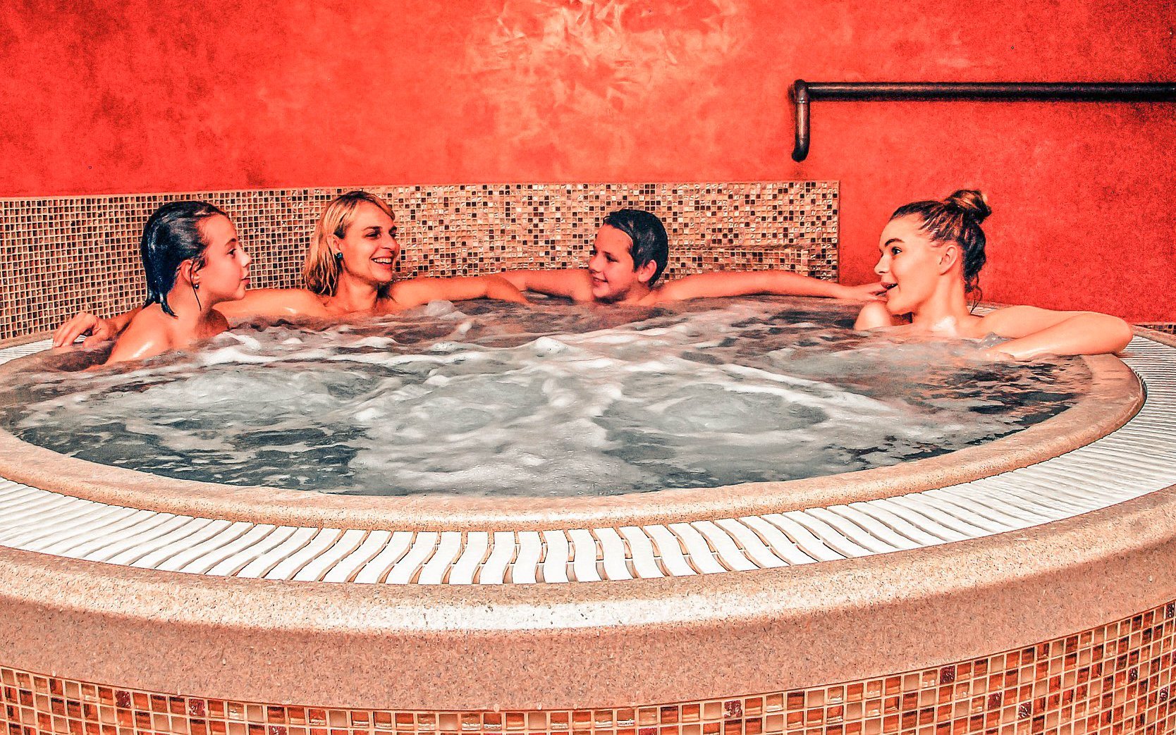 Karkonosze: Harrachov z widokiem na skocznie w Pensjonacie 7 z prywatnym wellness, śniadanie/obiadokolacja
Karkonosze: Harrachov z widokiem na skocznie w Pensjonacie 7 z prywatnym wellness, śniadanie/obiadokolacja