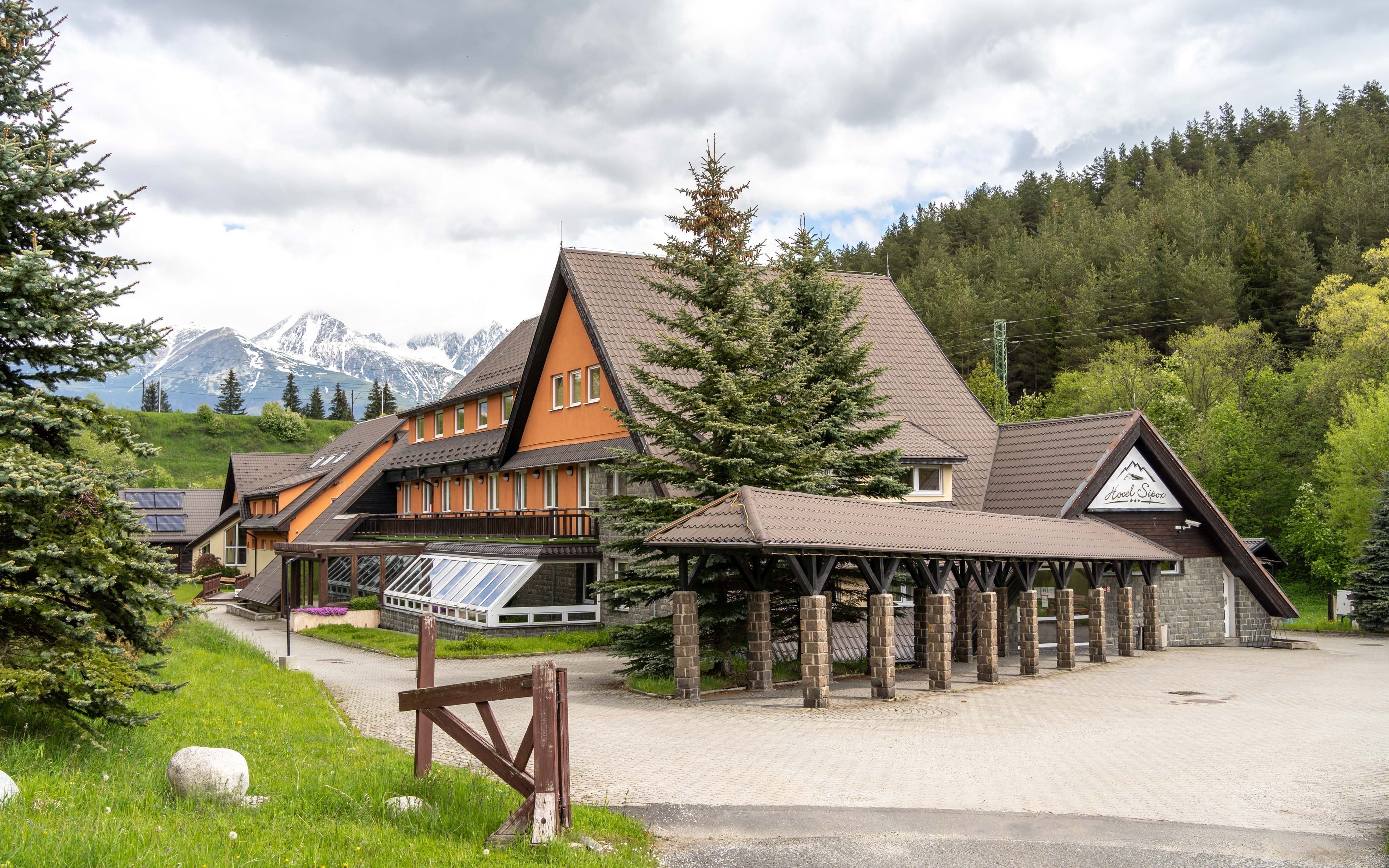 Tatry Wysokie: Wakacje w Hotelu Sipox *** z obiadokolacją, wellness z basenem, jacuzzi i 2 saunami
Tatry Wysokie: Wakacje w Hotelu Sipox *** z obiadokolacją, wellness z basenem, jacuzzi i 2 saunami