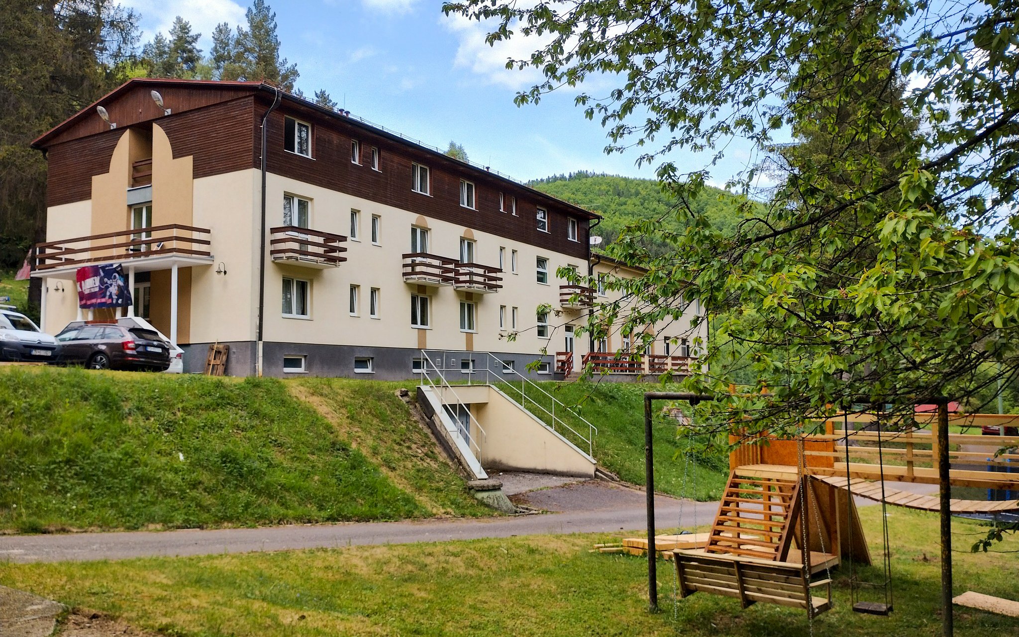 Pobyt w górach na Słowacji: Hotel Magura *** ze śniadaniem/obiadokolacją, wellness + zabiegi i fitness
Pobyt w górach na Słowacji: Hotel Magura *** ze śniadaniem/obiadokolacją, wellness + zabiegi i fitness