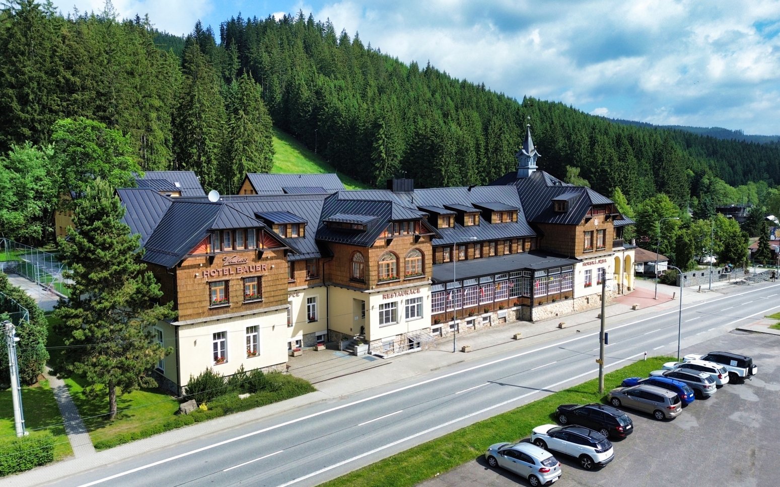 Beskidy: Hotel Bauer *** z obiadokolacją, wellness (basen, jacuzzi, 3 sauny) i kartą zniżkową + fitness
Beskidy: Hotel Bauer *** z obiadokolacją, wellness (basen, jacuzzi, 3 sauny) i kartą zniżkową + fitness