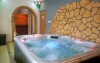 W centrum odnowy biologicznej znajduje się wanna z hydromasażem i sauna