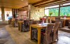 W hotelowej restauracji można skosztować różnorodnych przysmaków
