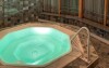 Ciesz się relaksem w basenie, saunach i wannie z hydromasażem