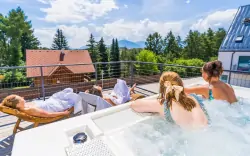 Brzeg Liptowskiej Mary tylko 400 m od Tatralandii w Kompleksie Maladinovo ze śniadaniem i prywatnym jacuzzi