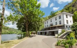 Środkowe Czechy w pobliżu zapory Slap: Hotel Mandat ze śniadaniem lub obiadokolacją i welcome drinkiem 