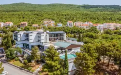 Crikvenica 500 m od morza i plaży w Hotelu Ad Turres *** z 2 basenami, obiadokolacją i dzieci do lat 12 gratis
