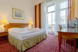 Karlowe Wary przy sadach i kolumnadach: Pobyt w Hotelu Romania *** ze śniadaniem lub obiadokolacją i wellness