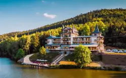 Luksusowy relaksacyjny pobyt blisko Karlowych Warów w 5* Retro Riverside Wellness Resort z obiadokolacją