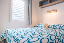 Sypialnia z łóżkiem, Camping Baia Verde, Manerba del Garda (BS), Włochy