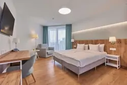Nowoczesny pokój hotelowy, Pinea Resort, Pobierowo, Polska