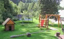 Dla dzieci są tu drabinki i trampolina