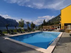 Basen z leżakami, Hotel Sole ***, Malcesine, Włochy