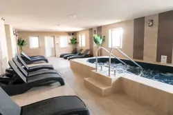 Miskolc, 300 m od term: Hotel Hungária z obiadokolacją i dostępem do wellness (jacuzzi, sauny) + atrakcje