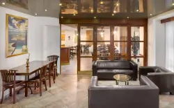 W restauracji można zjeść śniadanie w formie bufetu