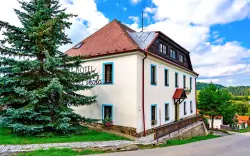 Lipno: Hotel Stará Škola na Šumave ze śniadaniem, prywatnym wellness, wypożyczalnią rowerów + wino a muzeum