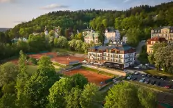 Mariańskie Łaźnie: Luxury Hotel Queens **** z nielimitowanym wellness (basen, jacuzzi, sauny) i obiadokolacje