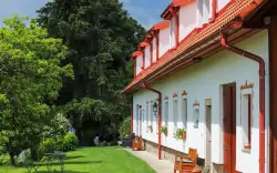 Południowe Czechy w pobliżu Czeskiego Krumlova w Pensjonacie Hájenka Hrabia Buquoy z koszem śniadaniowym 