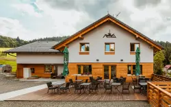 Beskidy w górskim schronisku Pod Lysou blisko wodospadów Satiny ze śniadaniem lub obiadokolacją + basen