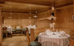 Drewniana restauracja, Montis - Active Nature Resort ****, Reischach, Włochy