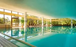 Wakacje blisko plaży i jeziora na Rugii: Cliff Hotel Rügen ze śniadaniem, krytym basenem i saunami