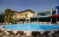 Relaks nad jeziorem Garda: 4* Villa Nicolli Romantic Resort z obiadokolacjami, słonymi basenami i saunami 