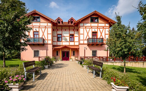 Vila *** a Hotel **** Studánka